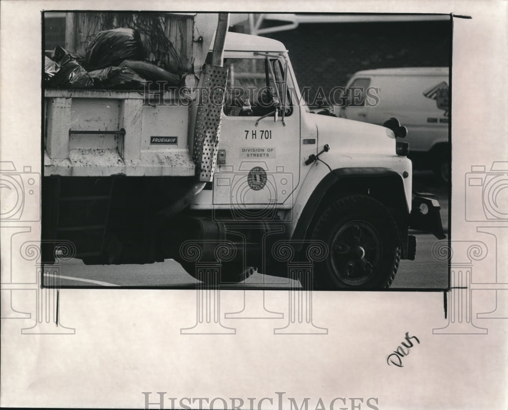 1988 Press Photo The garbage truck - cva73288-Historic Images