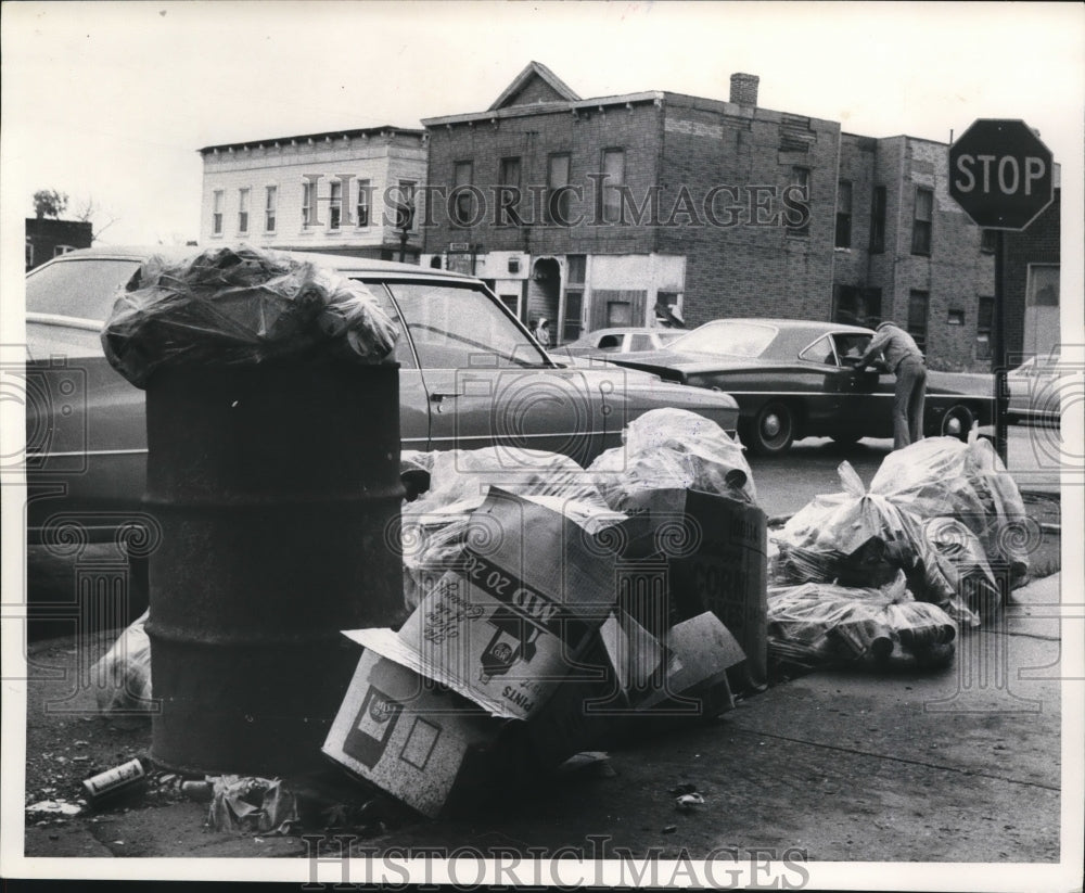1972 Press Photo A one Day Garbage File at E. 364 & Central Avenue - cva73291-Historic Images
