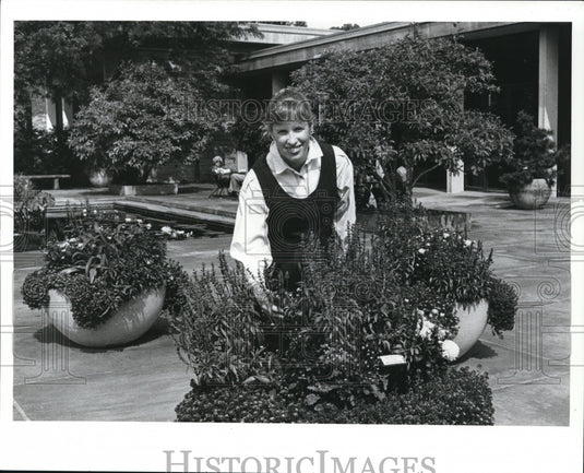 1988 Press Photo The Cleveland Garden Center, Cynthia Kennard admires - Historic Images