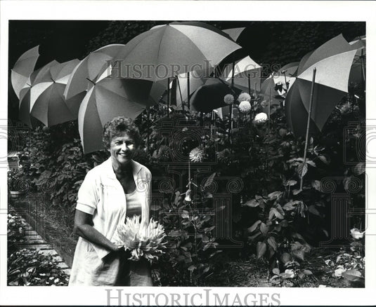 1986 Press Photo Patricia Lybarger with her Dahlias and Umbrella in her garden. - Historic Images