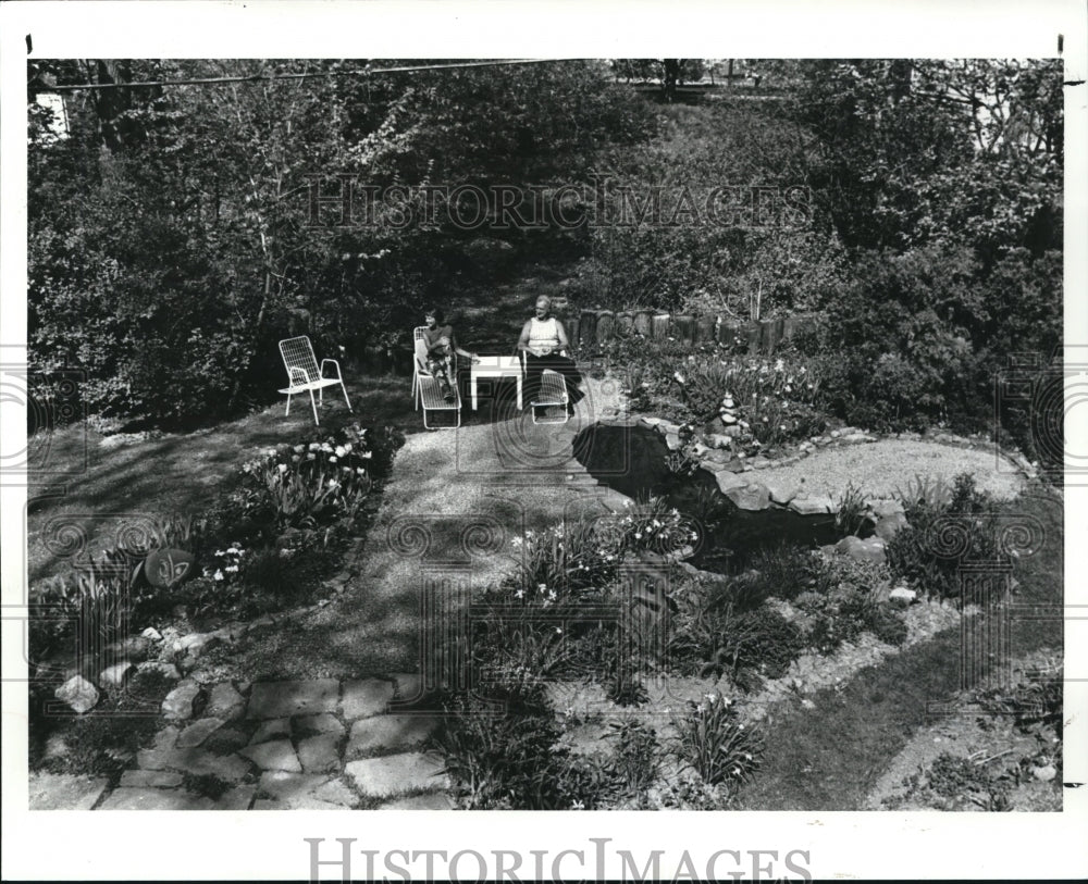 1987 Press Photo Garden of Carl and Irne Krabill. - Historic Images