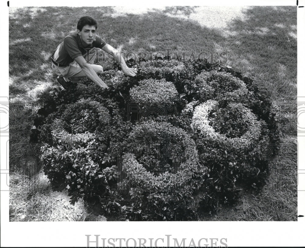 1989 Press Photo Carl Frey and his Carpet Bedding Garden - Historic Images