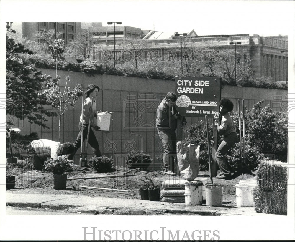 1985 Press Photo Clean-land crews plant trees &amp; shrubs on west side - Historic Images