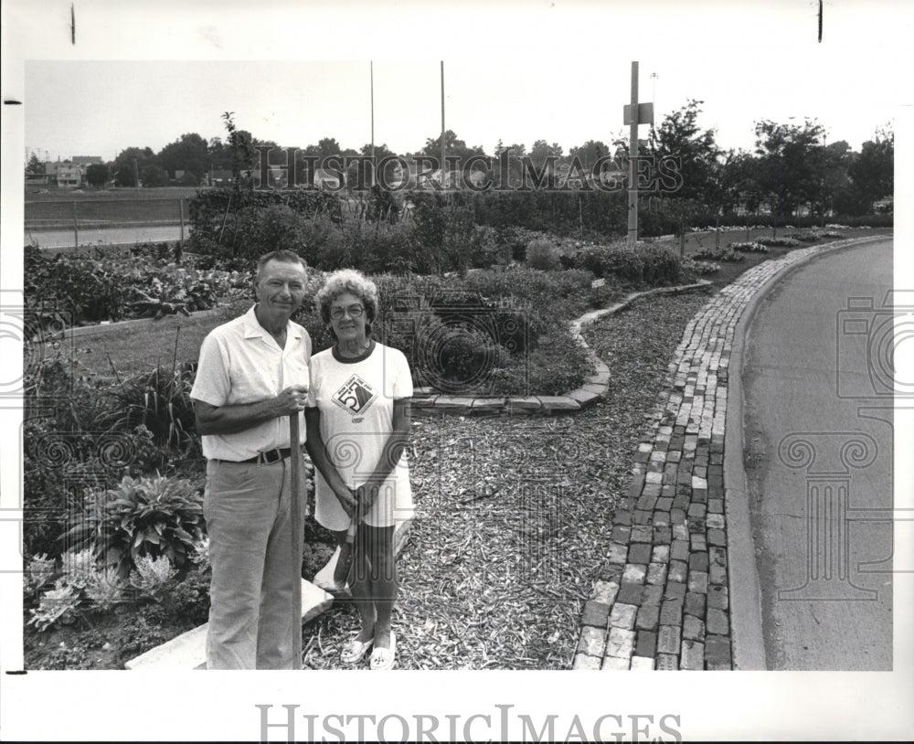 1987 Press Photo Elmwood Community Gardens, Steve &amp; Betty Cernan - Historic Images