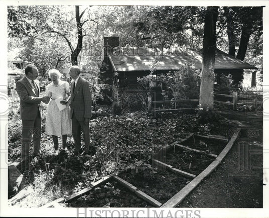 1984 Press Photo John Cimperman, Frances & her brother Robert in the herb garden - Historic Images