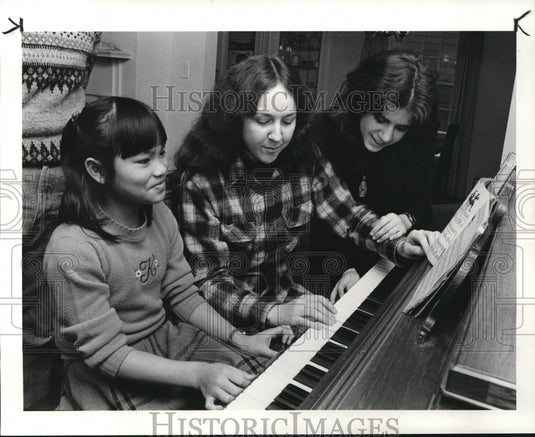 1985 Press Photo Kim Klaber Camobosian Girl sdopted by Klabers Family. - Historic Images