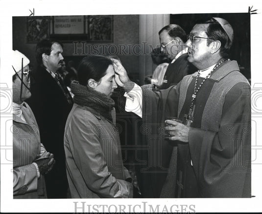 1986 Press Photo Bishop Anthony M Pilla imposes ashes on Catherline Poland - Historic Images