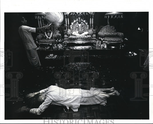 1986 Press Photo A man devotee prays before Srila figure during Installation - Historic Images
