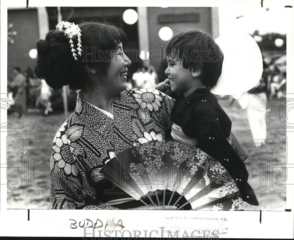 1988 Press Photo Bev Kerechman with her son doing the fan dance - Historic Images