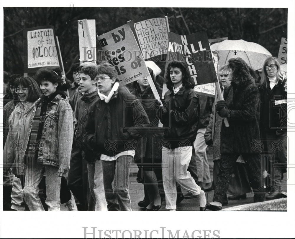 1988 Press Photo Cleveland High School Senior remembering Kristallnacht. - Historic Images