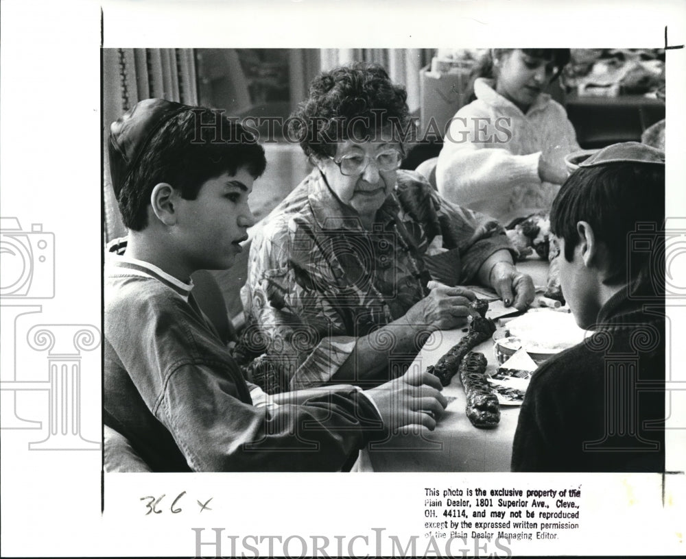 1988 Press Photo Ron Tannenbaum making a Monorah at the Moorah Park Center. - Historic Images