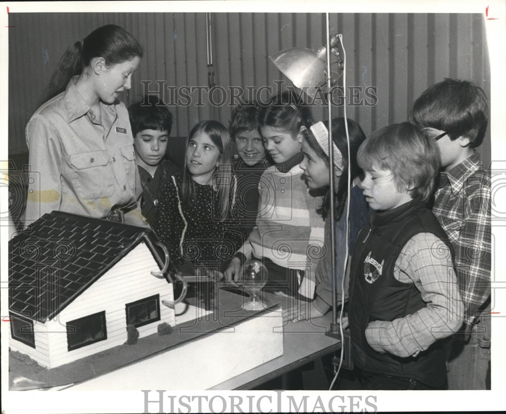 1981 Press Photo Lisa Williamson instructor at Lake Erie Nature &amp; Science Center - Historic Images