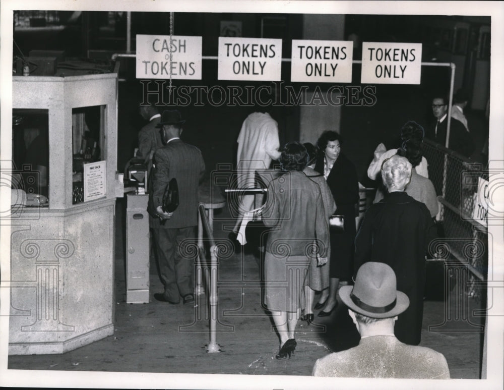 1961 Press Photo Rush hour on the Shaker Rapid Transit platform in the Union - Historic Images