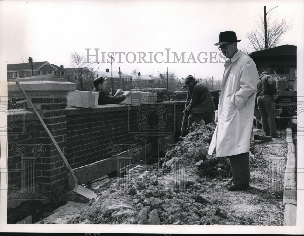 1962 Press Photo Shaker rapid transit, Paul K. Jonas work on walls - cva73468-Historic Images