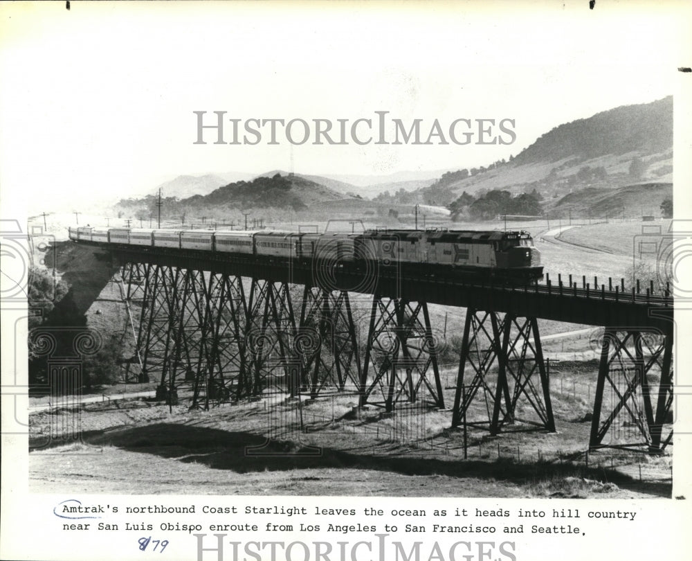 1980 Press Photo Amtrak&#39;s northbound Coast Starlight leaves the ocean - Historic Images