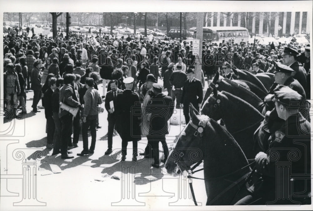 1970 Press Photo AJ &amp; J Protest Demonstrators at Ohio Cleveland. - cva73678 - Historic Images