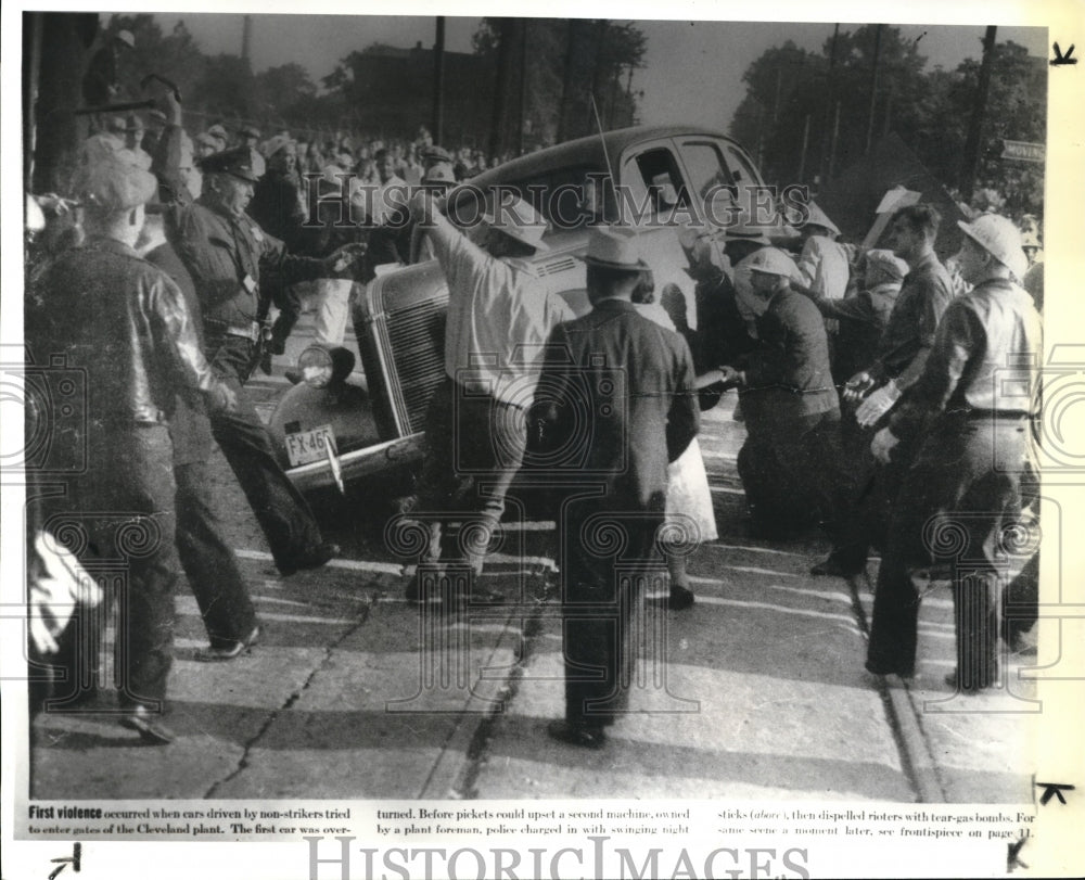 1982 Press Photo Violence at Riots and Demonstrators at Cleveland - Historic Images