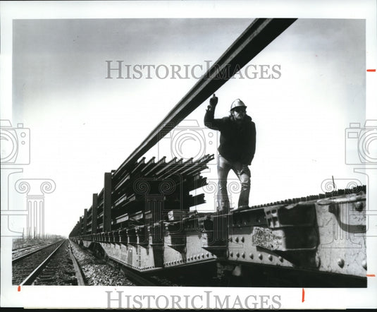 1979 Press Photo The worker of the United States Railroad tracks - Historic Images