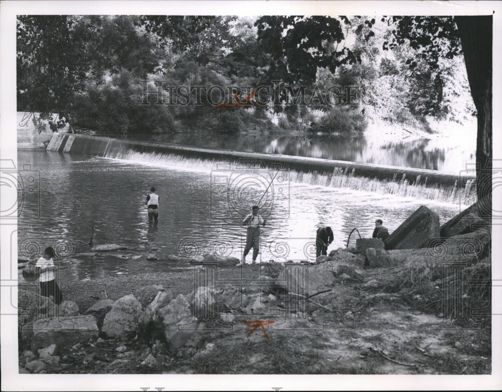 1963 Press Photo The fishermen in the Chagrin River at Willoughby Park - Historic Images