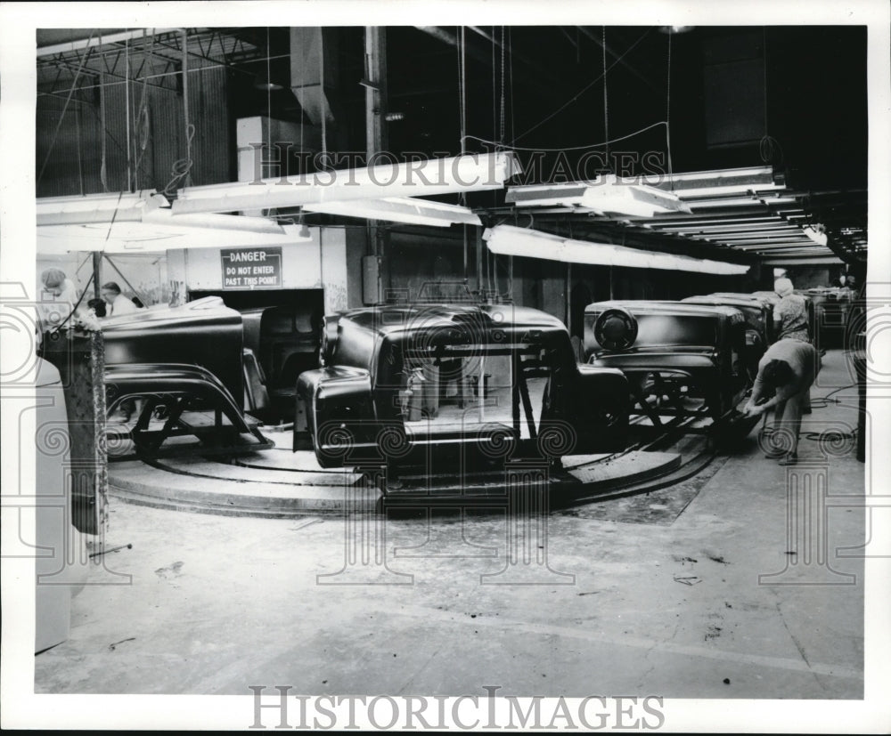 1981 Press Photo Hoods and front ends for Ford trucks come to the end of the - Historic Images