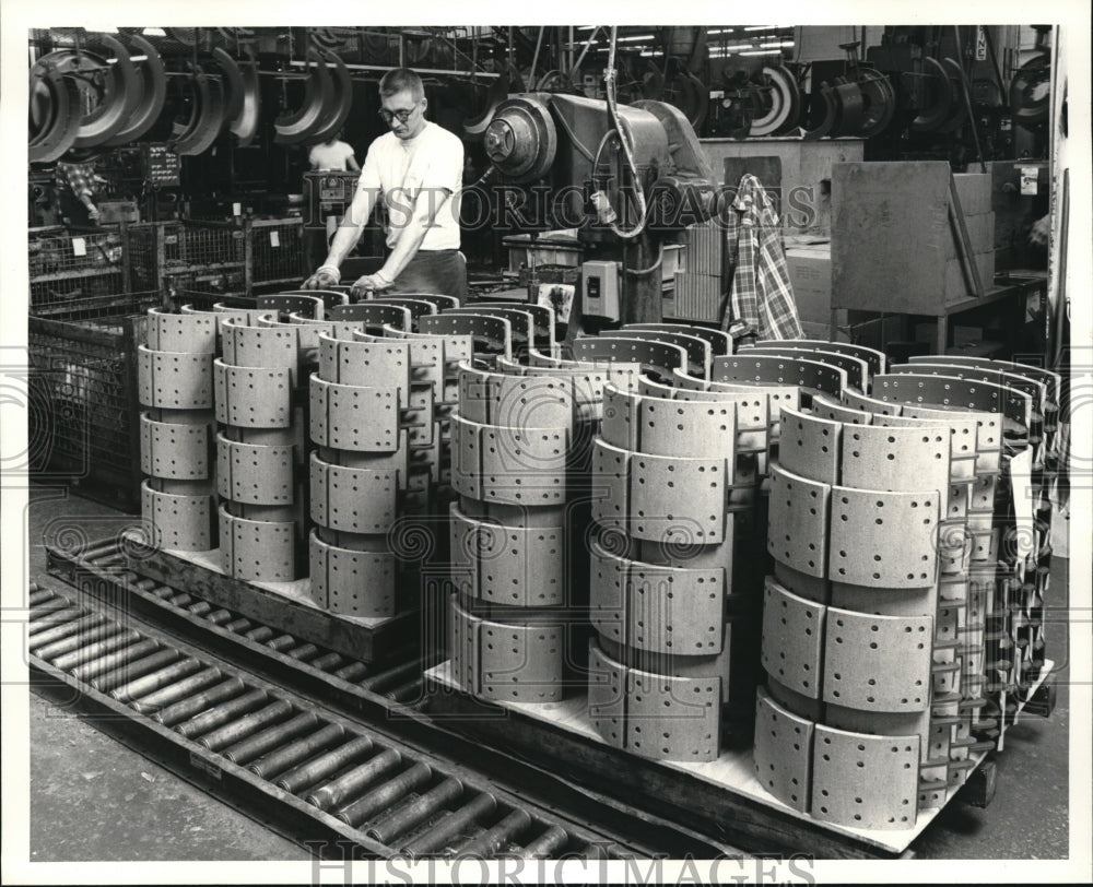 1981 Press Photo Shoes and linings for heavy duty vehicle brakes are ready for - Historic Images