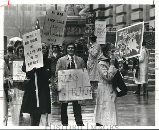 1981 Press Photo The pickets outside the Federal building - Historic Images
