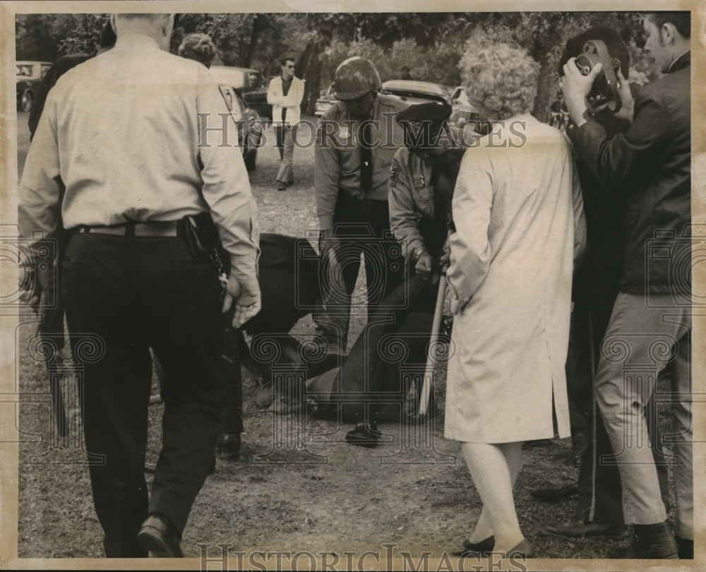 1969 Press Photo Police Officers Hand Cuff the Girl Demonstrator - cva74041 - Historic Images