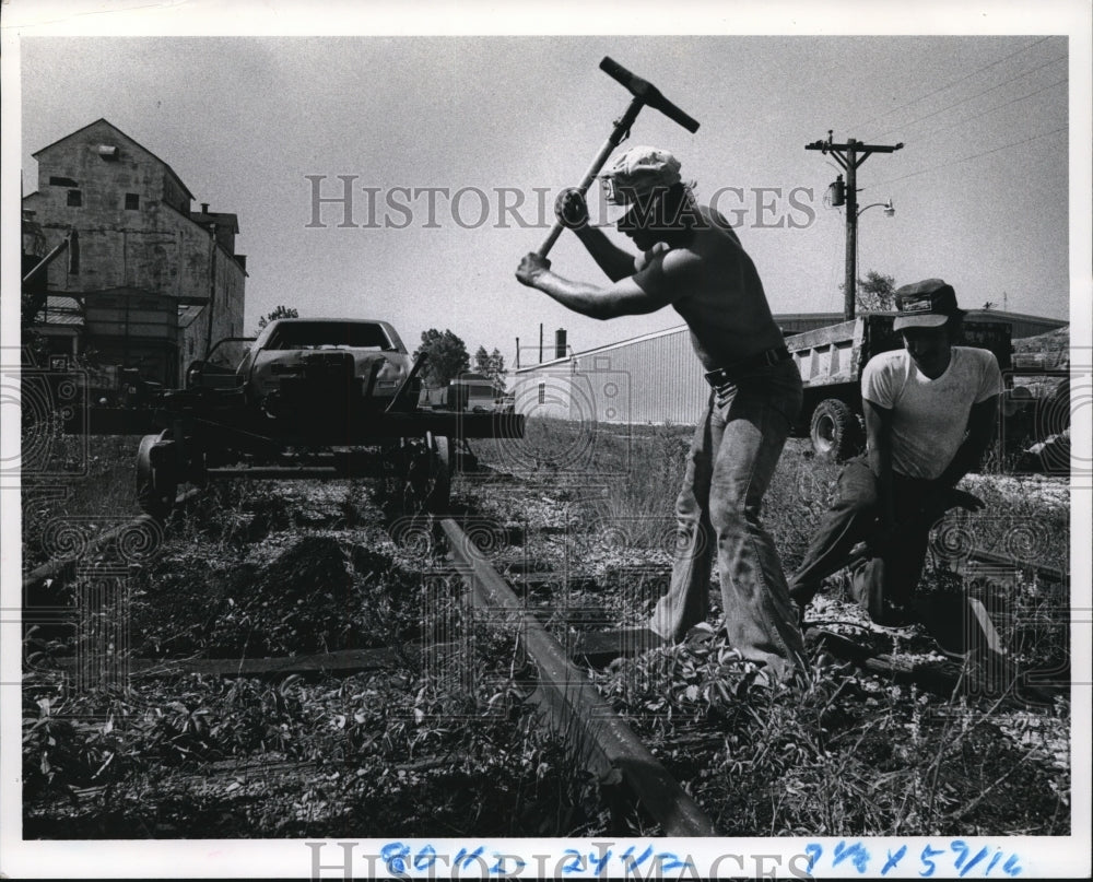 1977 Press Photo Gandy Dancer- Railroad employee - Historic Images