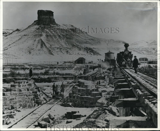 1970 construction of temporary & permanent bridges at Green River - Historic Images