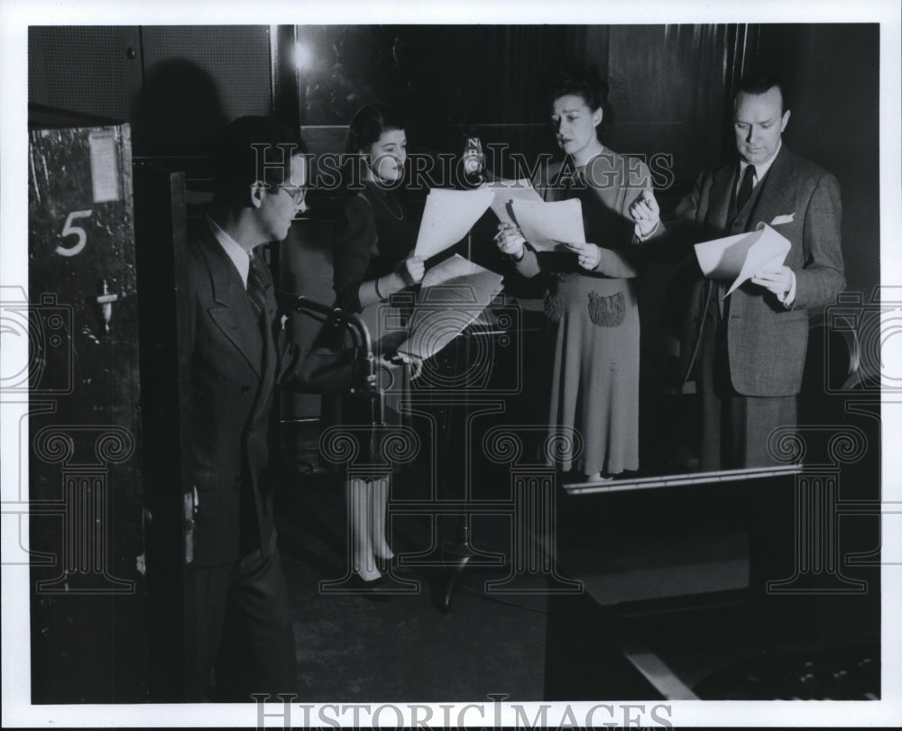 1988 Press Photo Stellas Dallas daytime Radio Drama at NBC Radio Network. - Historic Images