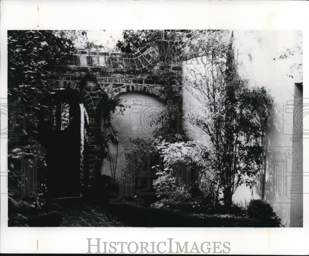 1978 Press Photo Walled courtyard garden - cva74122 - Historic Images