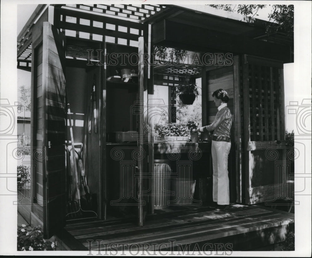 1976 Press Photo Potting shed/storage area for gardening - Historic Images