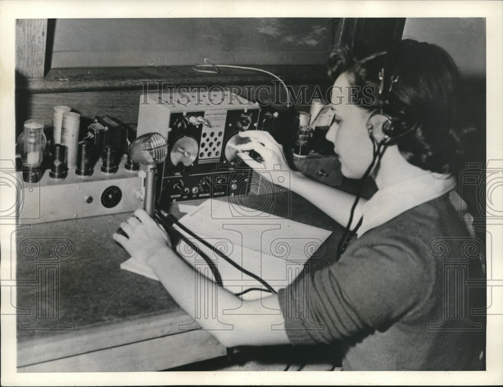1943 Mrs. Joyce Bonar, young radio enthusiast  - Historic Images