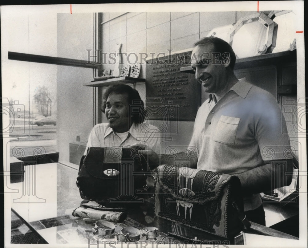 1978 Press Photo Mike Ongalibang and Dennis Salobeck at their Crafts Counter - Historic Images