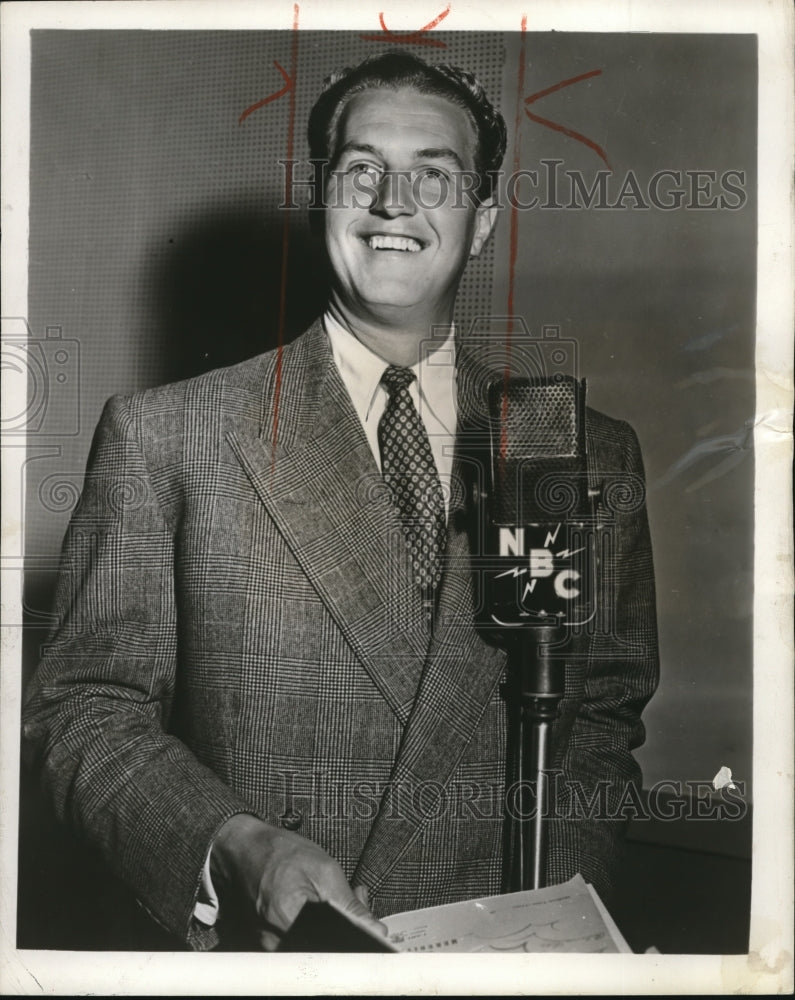 1946 Press Photo Ben Gage during his first post war radio assignment as vocalist - Historic Images