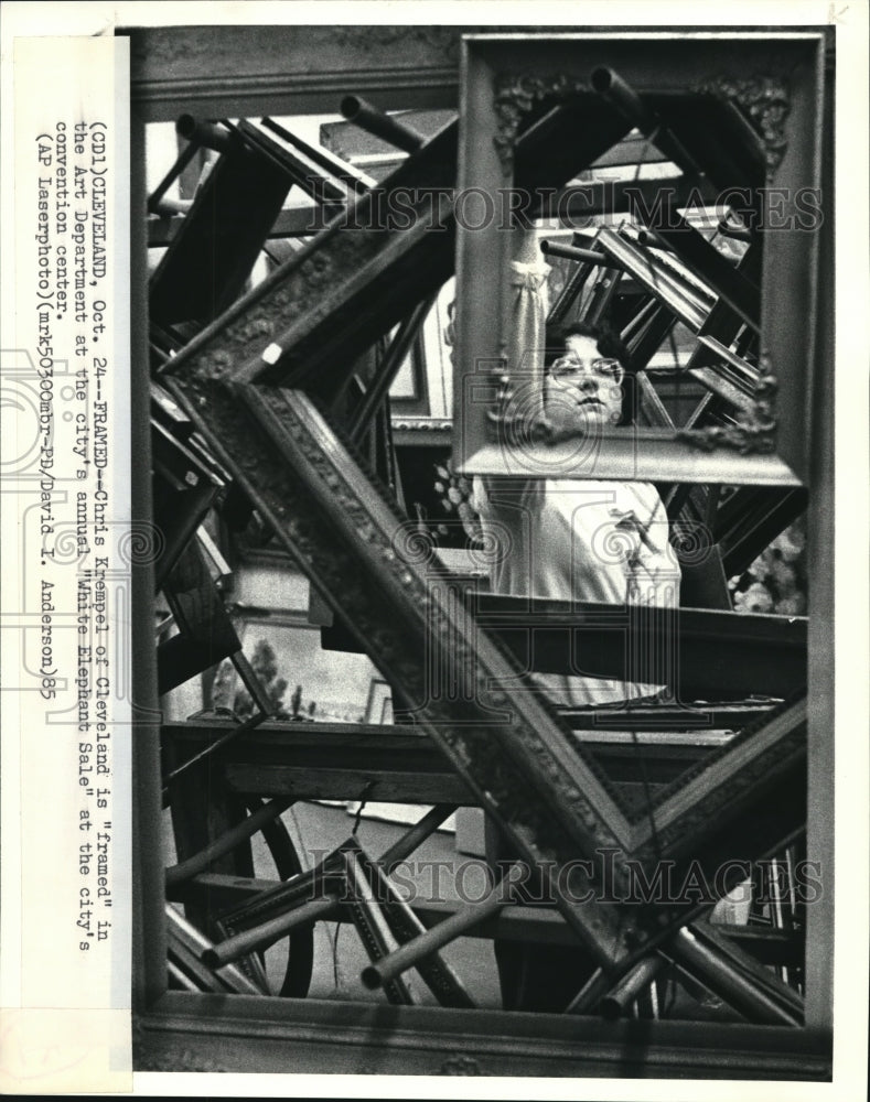 1985 Press Photo Chris Krempel at White Elephant Sale at Convention Center - Historic Images