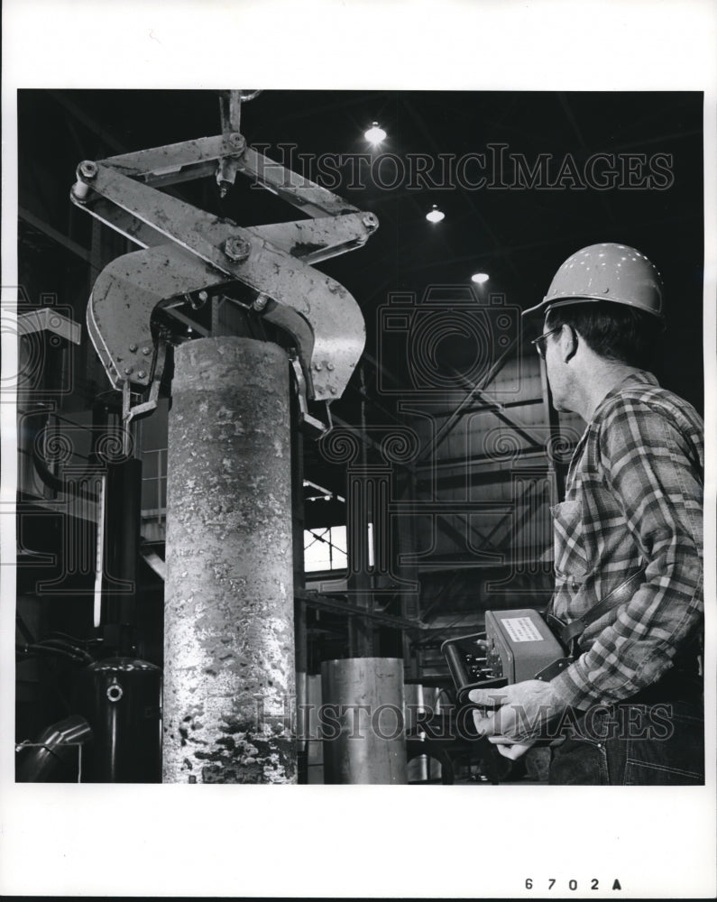 1968 Press Photo Rado Controlled Crance at the Republic Steel Corp. on Canton O. - Historic Images