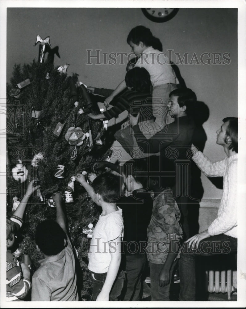 1969 Press Photo Two dozen youngsters from Orchard Elementary School - cva74567 - Historic Images