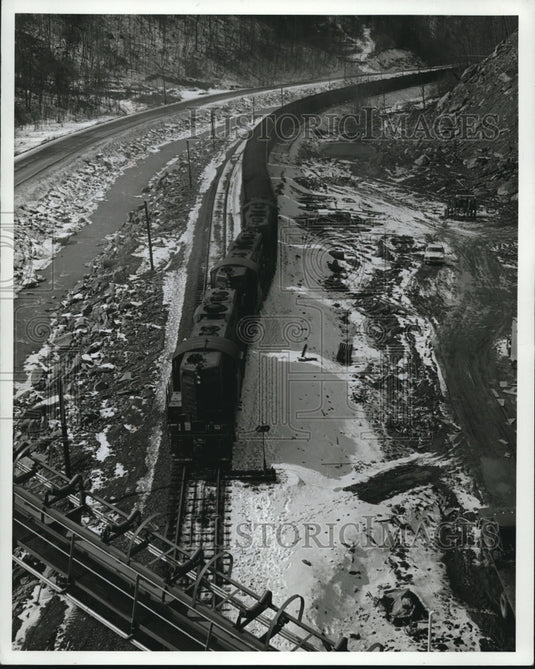 1969 Press Photo Chesapeake and Ohio solid trainload of coal moves - cva74583-Historic Images