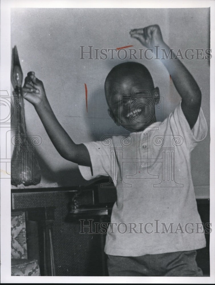 1967 Press Photo Kevin Bedell, Cleve PD Promotion Spring Smile Contest - Historic Images