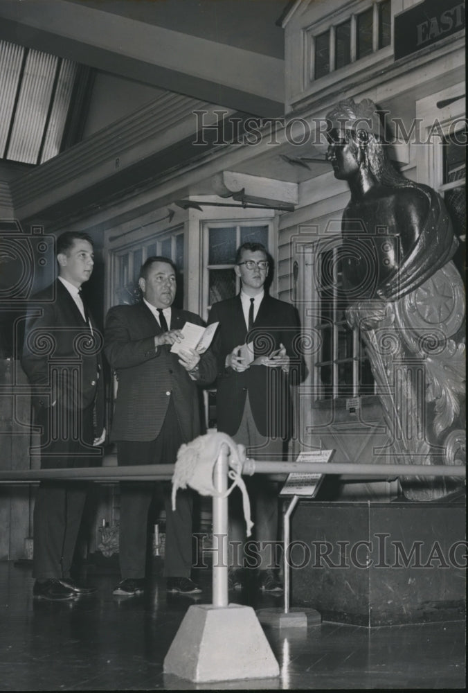 1963 Press Photo Checking an East Indian merchant store at the Ford Museum in - Historic Images