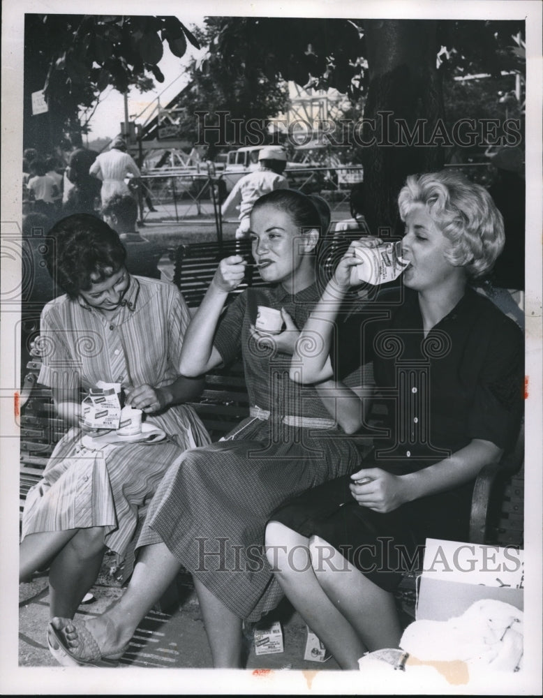 1960 Press Photo It was chow time for playground workers and supervisors - Historic Images