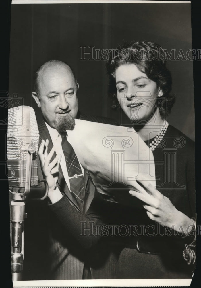 Press Photo Ken McGregor &amp; Linda Berlin Performing &quot;&quot;My True Story&quot; - cva74695 - Historic Images