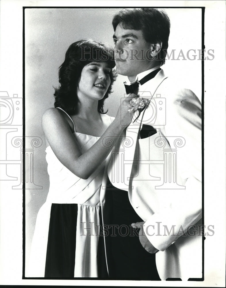 1985 Press Photo Teenagers on Their Prom Night - Historic Images