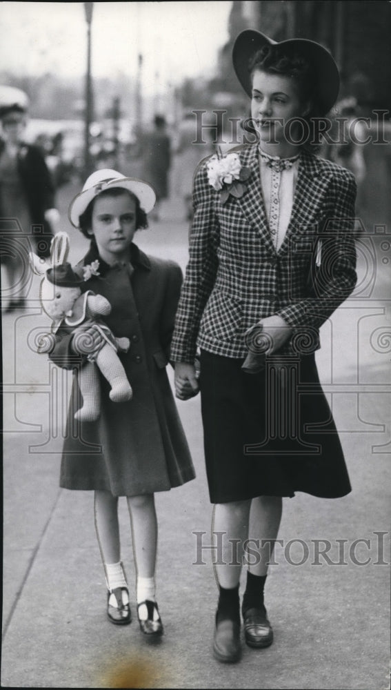 1941 Press Photo Sally and Gloria Robbins - cva74771 - Historic Images