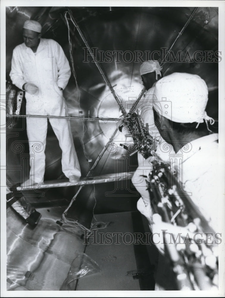 1962 Press Photo A sensor-laden frame, called a "Christmas tree", is installed - Historic Images