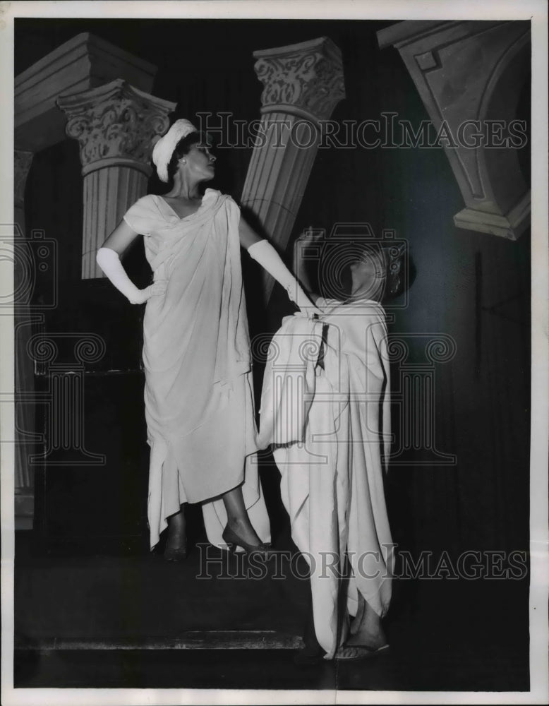 1961 Marian Ramage and Mike Zaderesky during the rehearsal - Historic Images