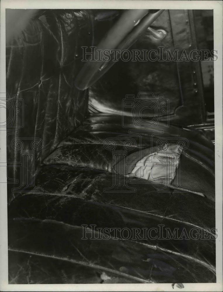 Press Photo The torn front seat cushion in Lincoln sedan - cva75164 - Historic Images