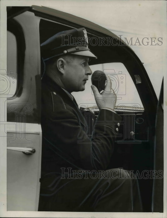 1939 Press Photo Patrolman John Chevin with the police radio - cva75178 - Historic Images
