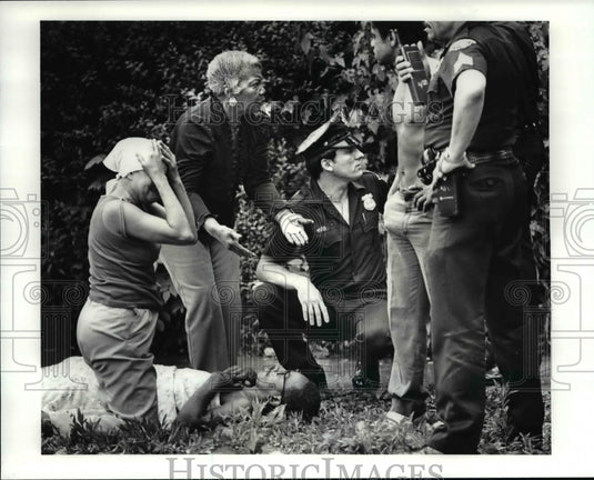 1987 Press Photo Police shot a man who was running down the street w/ longsword - Historic Images